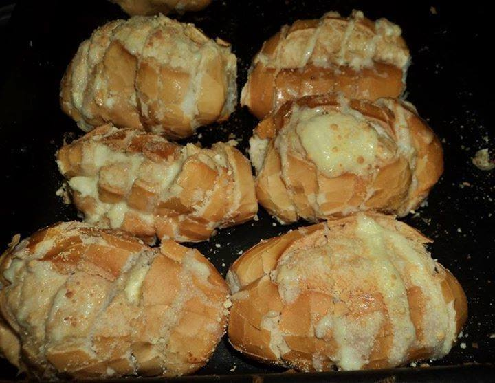 Pão Francês Assado com Creme de Alho: Crocante e Saboroso