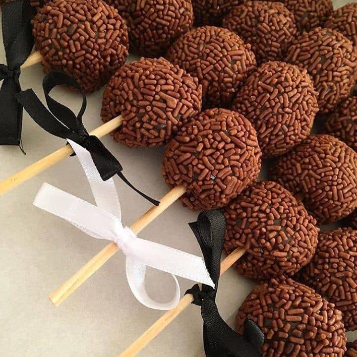 Brigadeiro no Palito: Uma Delícia Divertida para Todas as Ocasiões