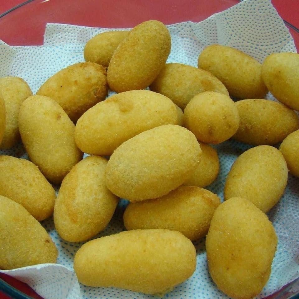 Bolinho de Mandioca com Carne Seca: Um Petisco Brasileiro Irresistível