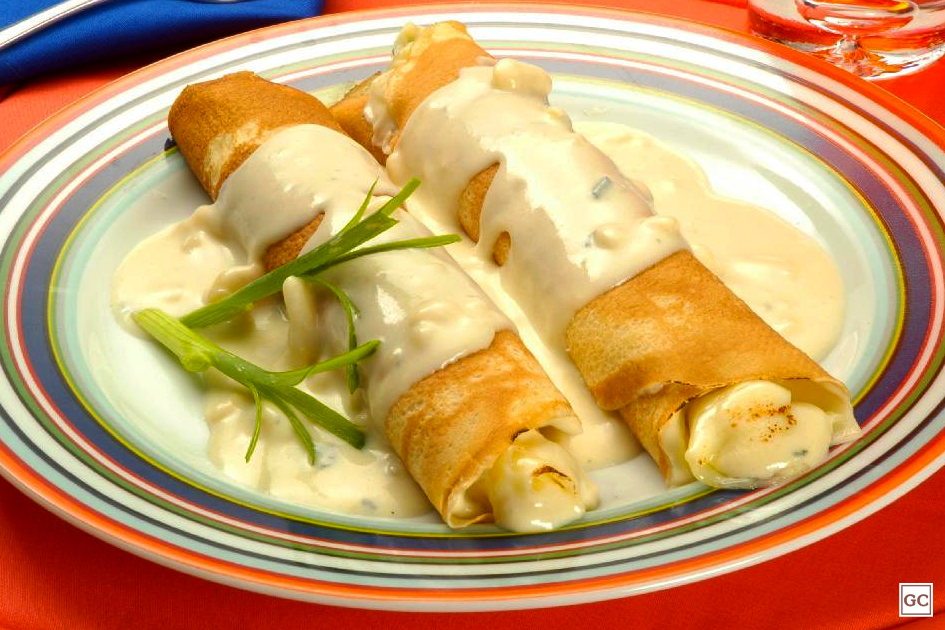 Panqueca de Queijo com Molho Branco: Um Abraço em Forma de Comida