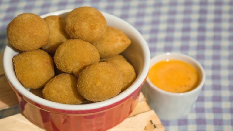 Bolinha de Milho Crocante: Uma Explosão de Sabor e Memórias