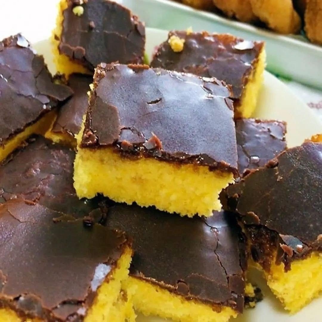 Bolo de Cenoura com Calda Crocante de Chocolate: Uma Explosão de Sabor