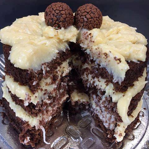 Bolo de Chocolate com Cocada Mole: Uma Explosão de Sabor Tropical
