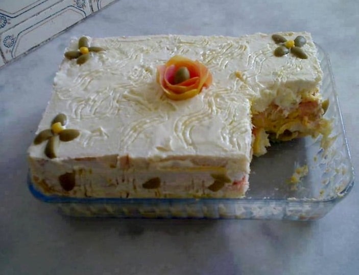 Torta Colorida de Pão de Forma: Uma Refeição Vibrante e Saborosa