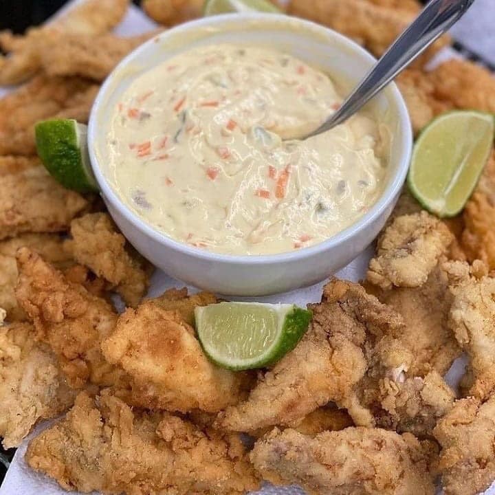 Iscas de Peixe com Molho Tártaro: Um Aperitivo Leve e Crocante