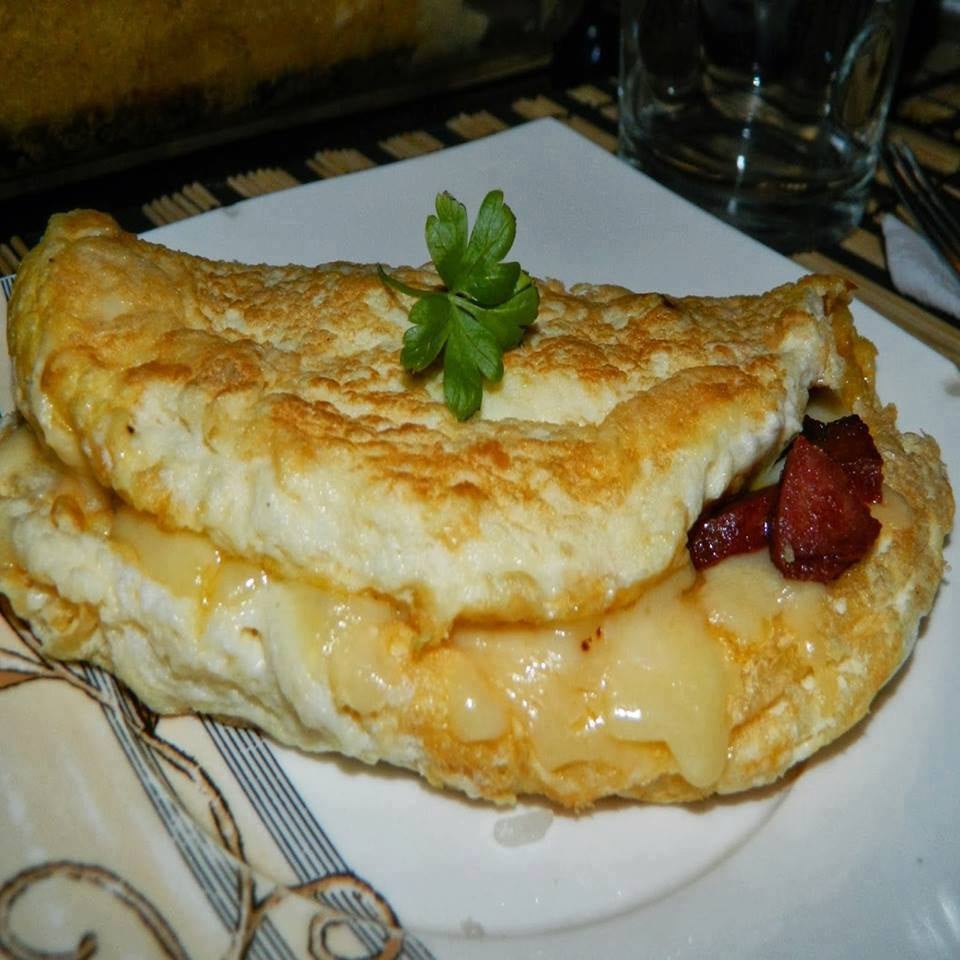 Omelete de Claras com Calabresa e Provolone: Um Prato Leve e Saboroso