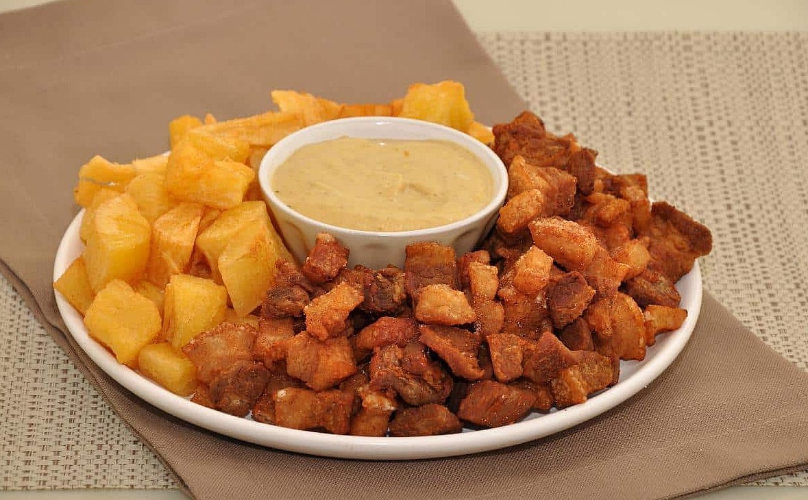 Torresmo com Mandioca Frita: Um Clássico Brasileiro Cheio de Sabor