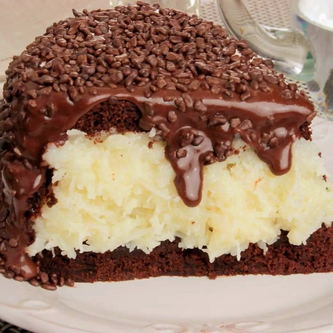 Bolo Prestígio Super Recheado: Uma Explosão de Chocolate e Coco