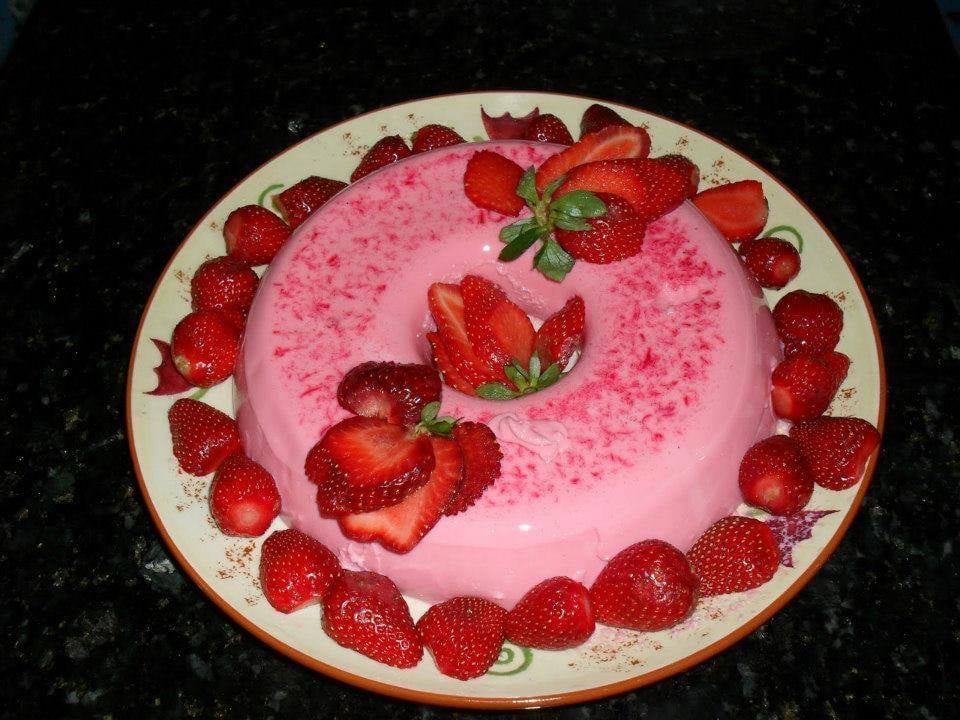 Pudim de Morango: Uma Sobremesa Refrescante e Encantadora