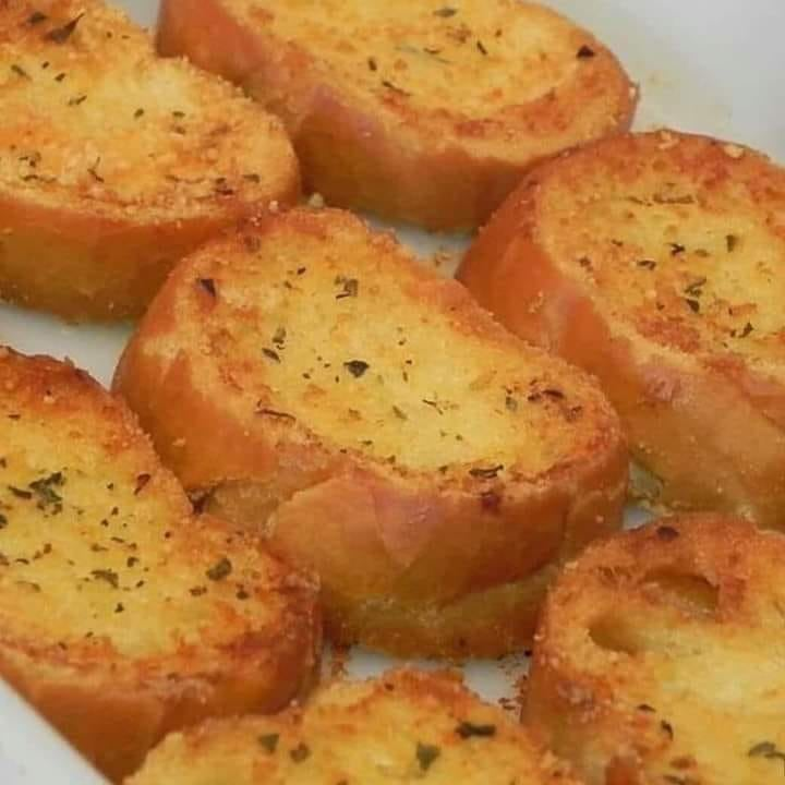 Torradinhas de Queijo e Maionese: Um Aperitivo Crocante e Saboroso