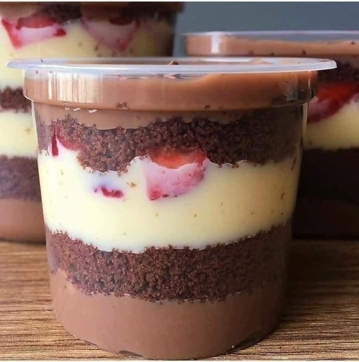 Receita de Bolo no Pote de Chocolate com Brigadeiro e Morangos
