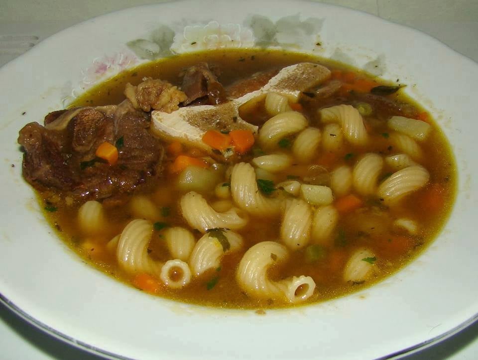 Sopa de Carne com Macarrão e Legumes: Um Prato Reconfortante e Cheio de Sabor