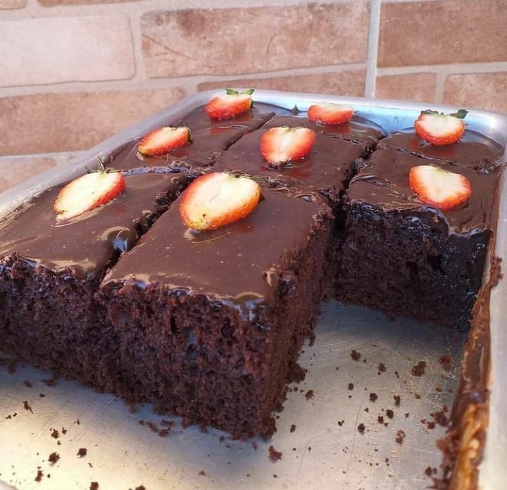 Receita de Bolo de Chocolate com Calda Cremosa: A Massa Perfeita