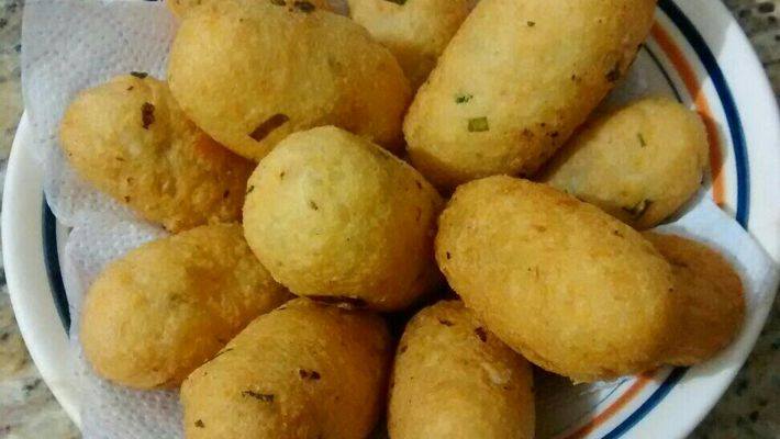 Bolinho de Mandioca com Linguiça: Um Petisco Cremoso e Saboroso