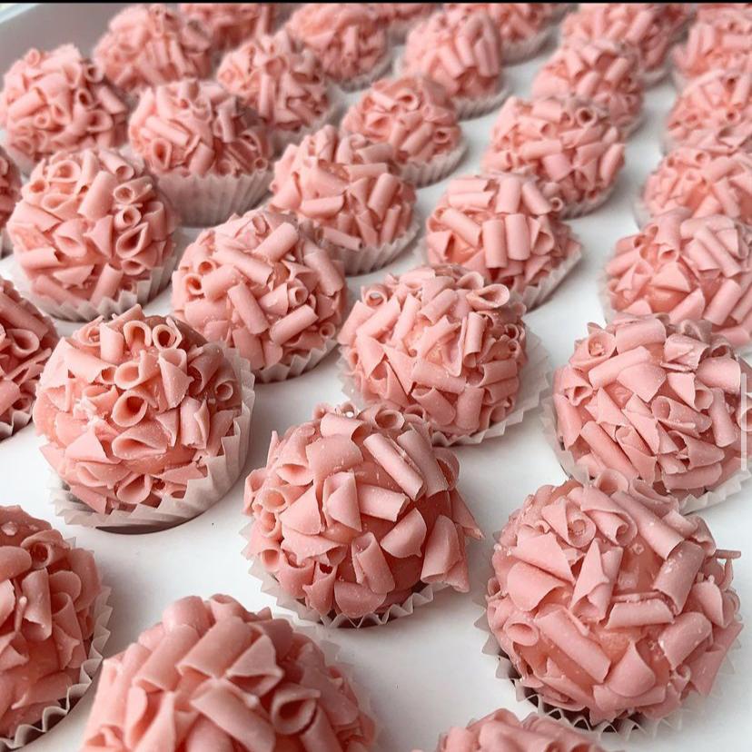 Brigadeiro de Morango: Um Doce Brasileiro com um Toque Frutado