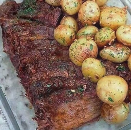 Carne Assada com Batatas: Uma Delícia Reconfortante