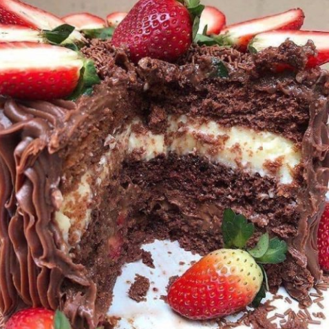 Bolo Trufado de Morango com Ganache: Uma Sobremesa Mágica e Sofisticada