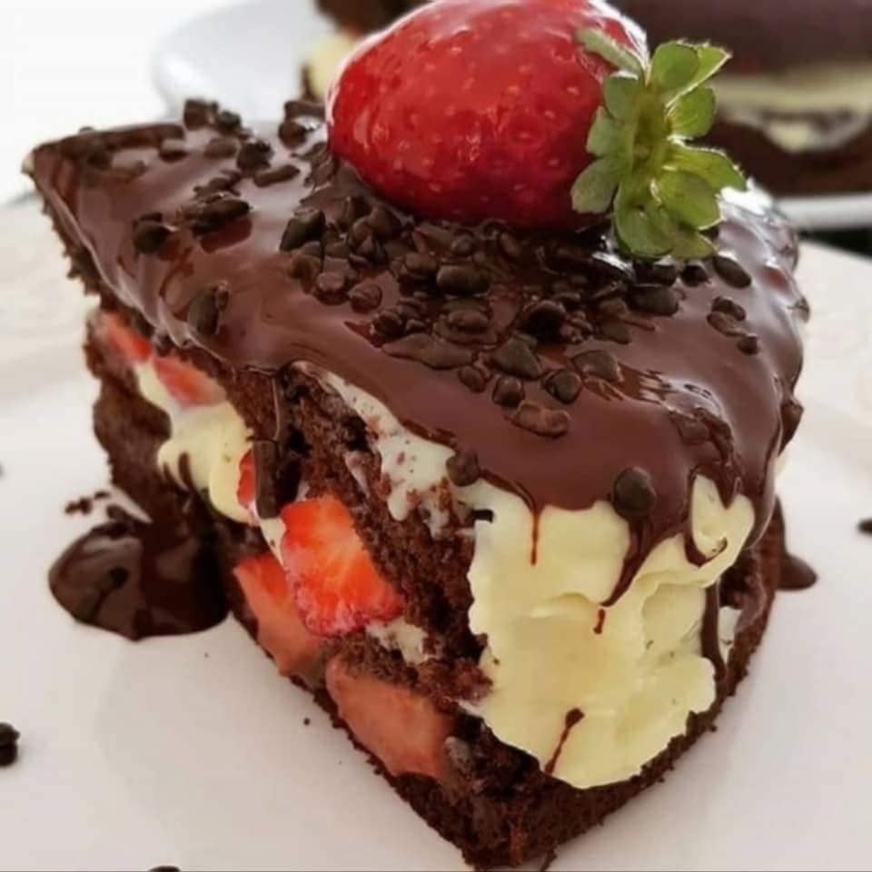 Bolo Brigadeiro Trufado com Morango: Uma Sobremesa dos Sonhos