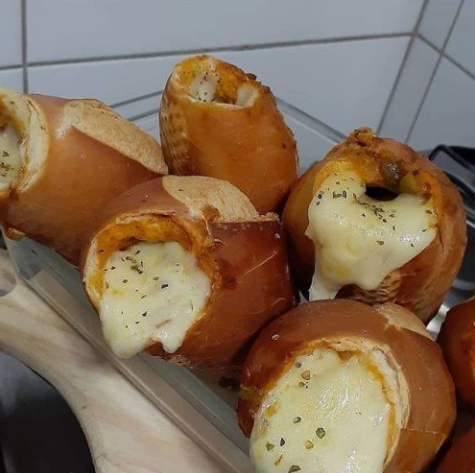 Pão com Carne Moída e Queijo: Um Lanche Saboroso e Versátil