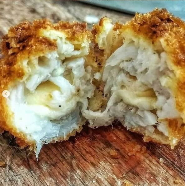 Tilápia Empanada Recheada com Provolone: Um Prato Crocante e Saboroso