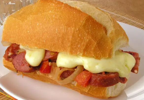Sanduíche de Calabresa: Um Clássico Saboroso e Prático