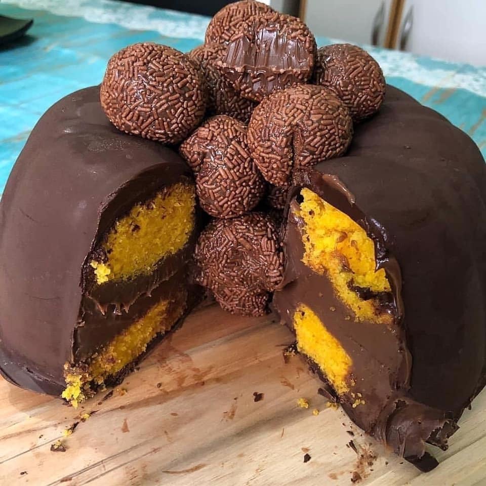 Bolo de Cenoura com Brigadeiro Cremoso e Casquinha de Chocolate: Uma Explosão de Sabor