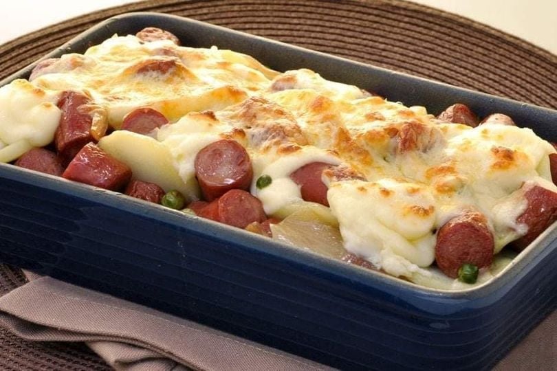 Linguiça com Batata e Queijo Derretido: Um Prato Reconfortante e Saboroso