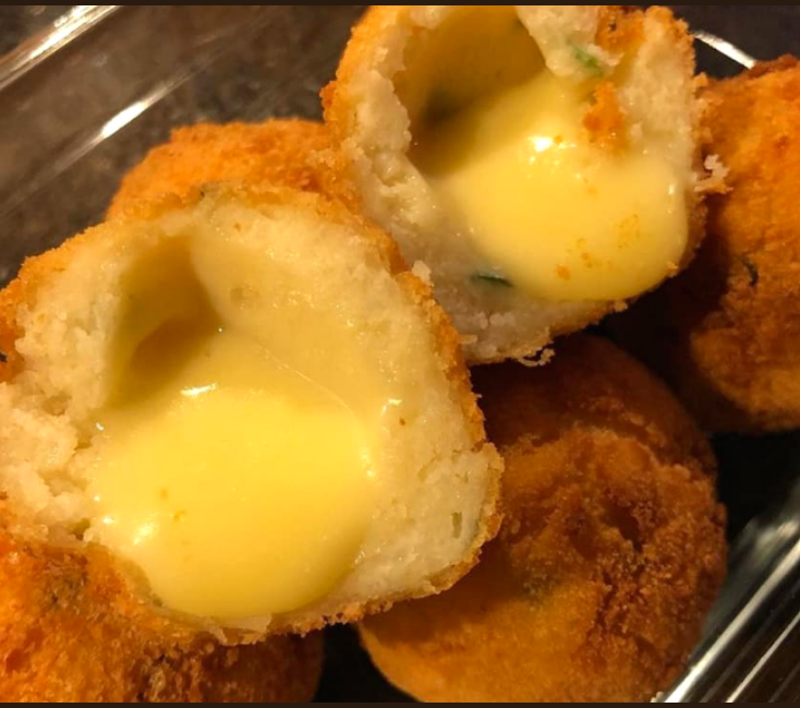 Bolinho de Arroz com Queijo: Um Abraço Crocante