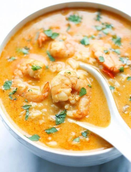 Sopa de Camarão com Arroz Basmati e Toque de Caril: Um Abraço em Forma de Comida