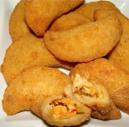 Risólis de Frango com Catupiry e Toque de Gengibre – Um Lanche Crocante e Saboroso! 🐓🧀