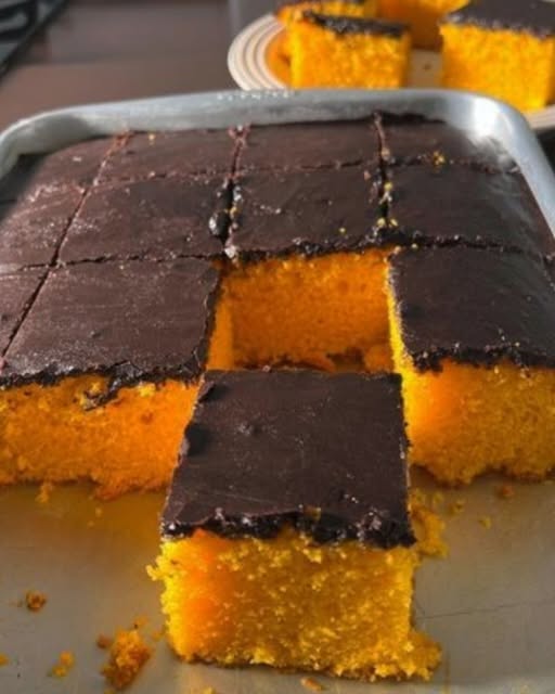 Bolo de Cenoura de Tabuleiro com Casquinha de Chocolate 🥕🍫